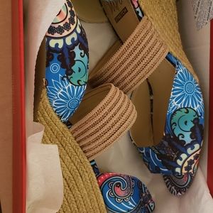 Women's size 8M Impo heeled canvas and cloth sanda